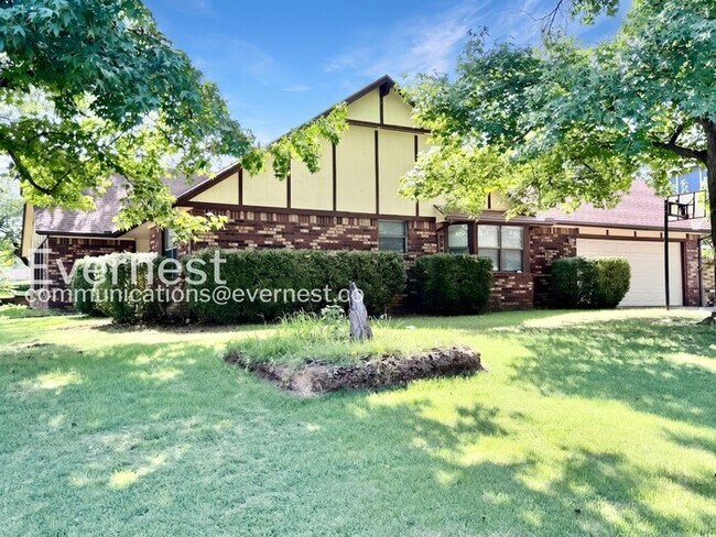 Building Photo - Spacious 4 Bed, 2 Bath Home with Fenced Yard and Two-Car Garage | Pet friendly | Available Now!