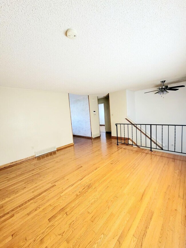 Building Photo - 4 bedroom home with fenced back yard!