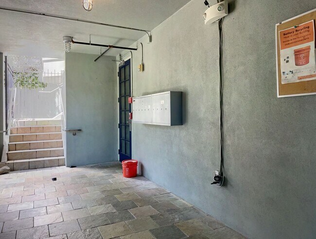 Building Photo - Modern 2 Bed, 1.5 Bath + Parking - Alamo S...