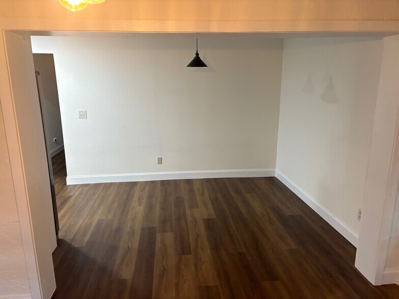 Dining Room - 316 E Daughtery Rd