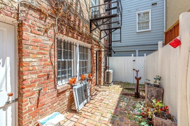 Building Photo - Charming and light-filled garden condo in ...