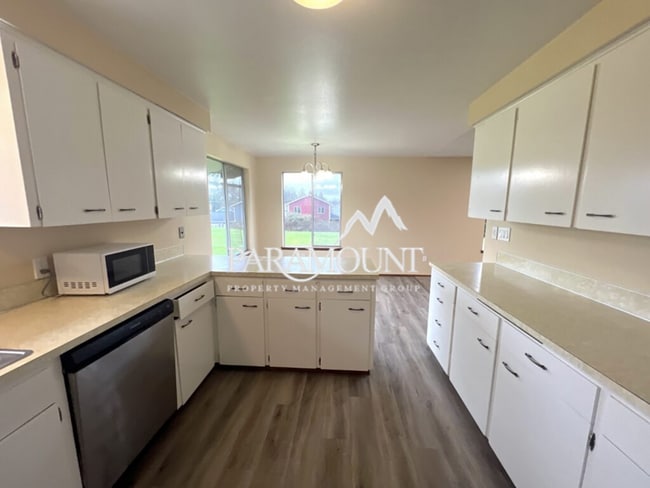 Building Photo - Tucked Away Upper 2 Bedroom Duplex in Port Orchard