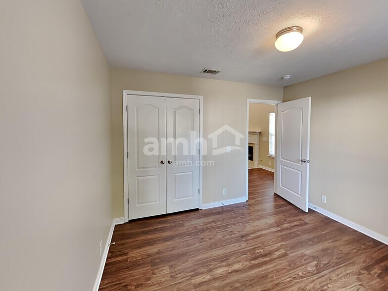 Building Photo - 805 McCumber Dr