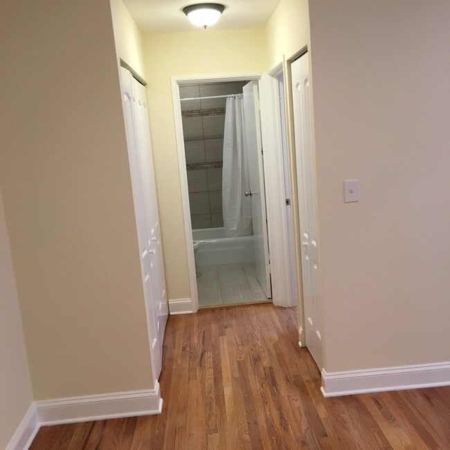 Building Photo - 541 W Oakdale Ave