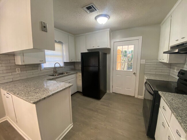 Building Photo - Completely Remodeled 3/2 in Prattville!