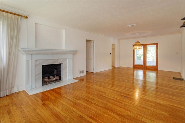 Building Photo - 1235 Ayrshire St