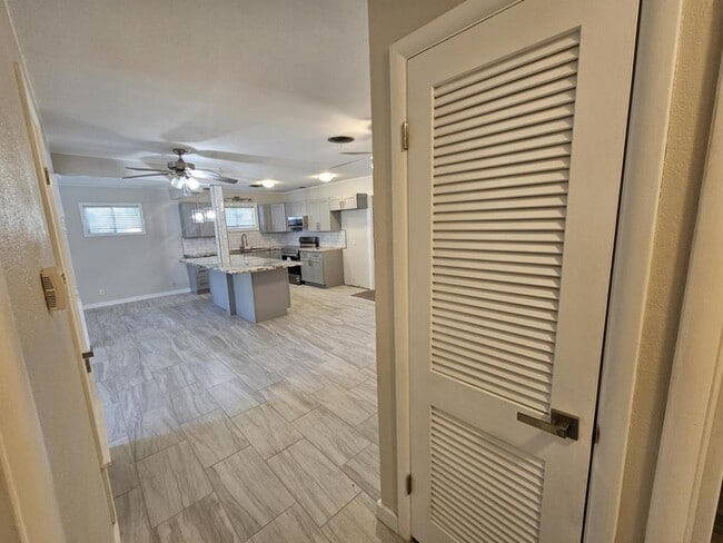 Building Photo - 2502 E Poplar Ave