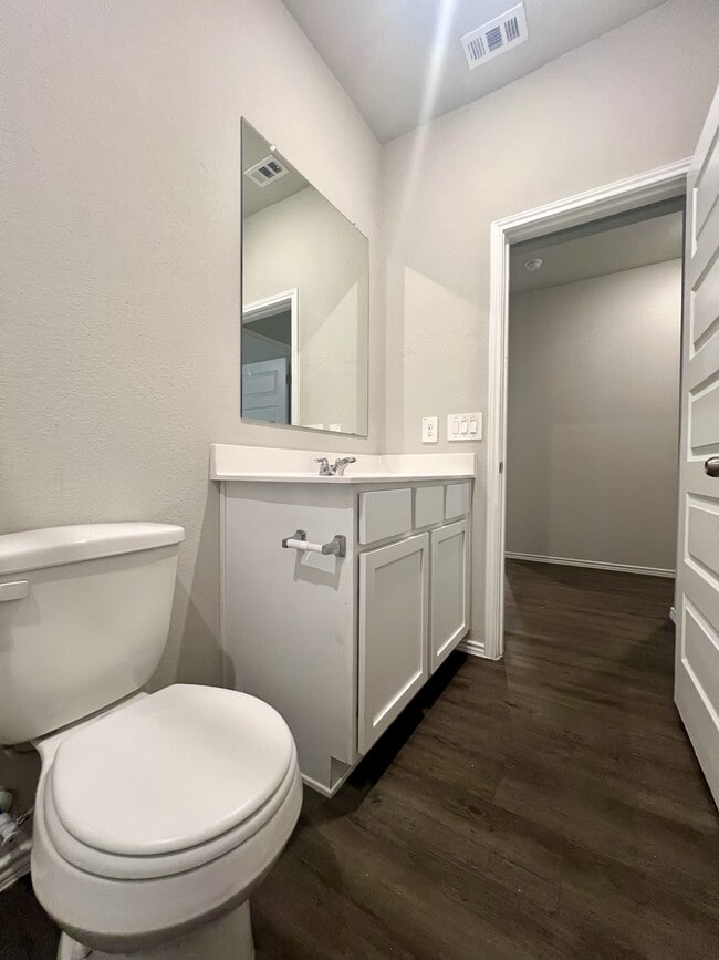 Building Photo - 596 Jennifer Wy