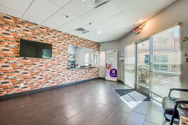 Building Photo - Move-in ready professional office space fo...