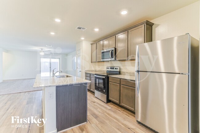 Building Photo - 1067 W 20th St