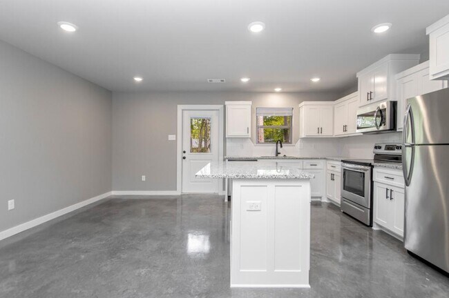 Building Photo - 106 Hemlock Ave