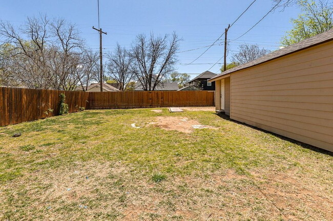 Building Photo - Cute 2 Bedroom Close to Texas Tech