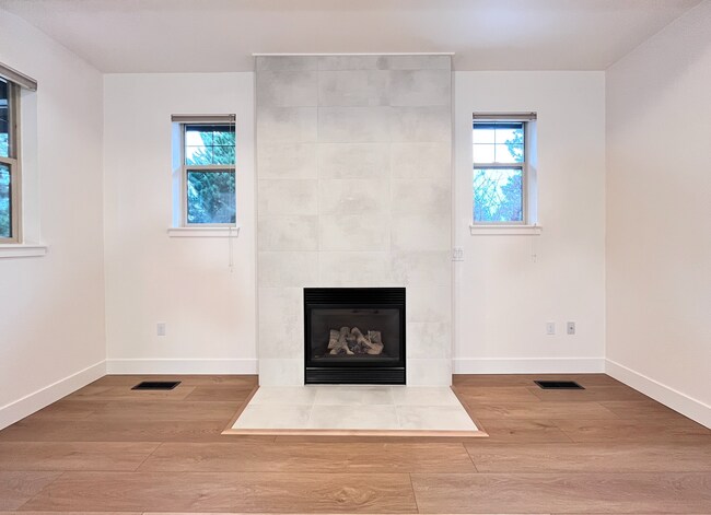 Building Photo - Modern Craftsman 4 Bedroom Home!