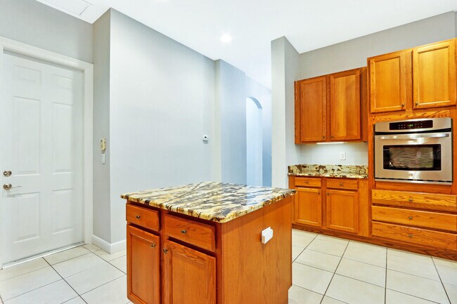 Building Photo - 1904 Flower Dr