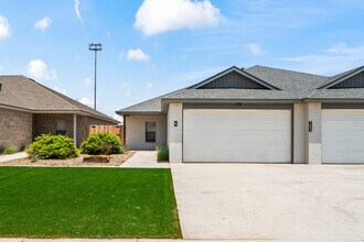 Building Photo - Gorgeous Duplex in Frenship East!