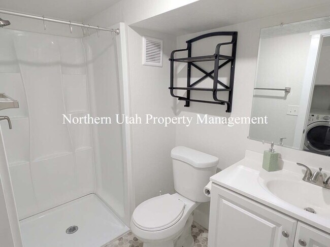 Building Photo - 3 Bed, 2 Bath, HVAC