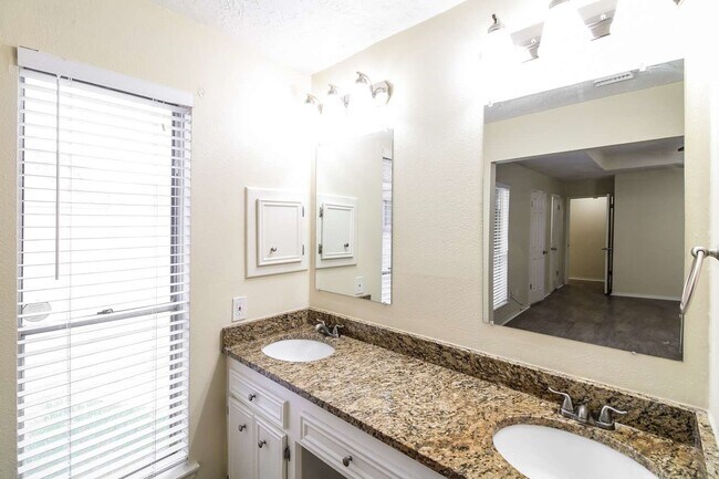 Building Photo - 207 Queens Ct