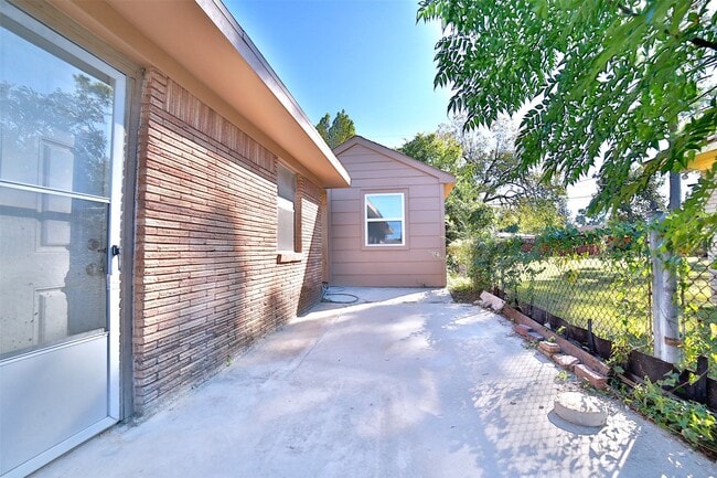 Building Photo - 222 Spell St