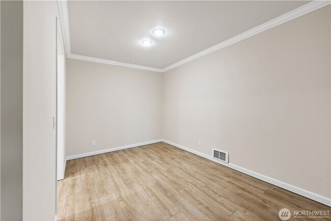 Building Photo - 2Bd/2Ba Bellevue Condo
