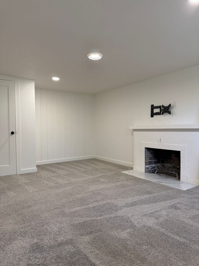 Building Photo - 5 Bedroom 3 Bathroom Southhill Home for Rent