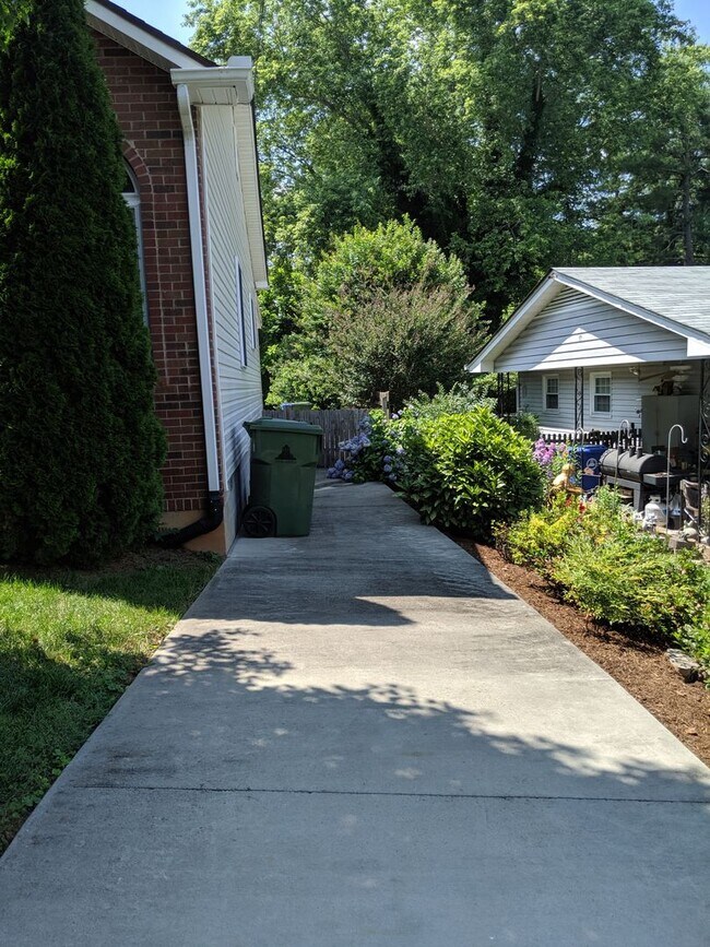 Building Photo - ONE BEDROOM RENTAL! **ALL UTILITES INCLUDED**