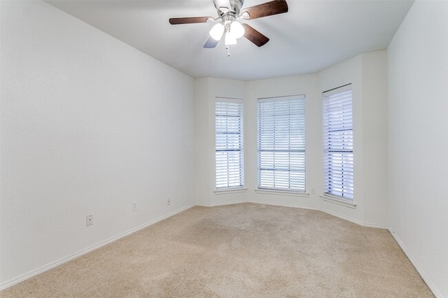 Building Photo - 215 Meadowbrook Ln