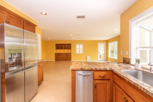 Building Photo - Beautiful + Spacious 4 bedroom/3 bath/3 Ca...