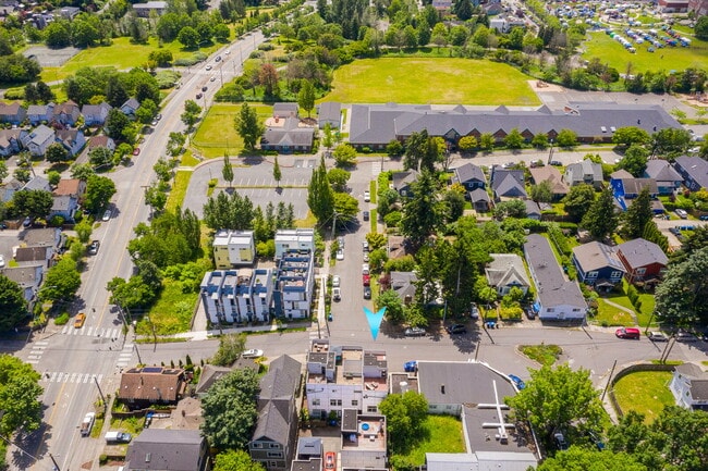 Building Photo - Spacious Judkins Park Townhouse- Parking-Lightrail