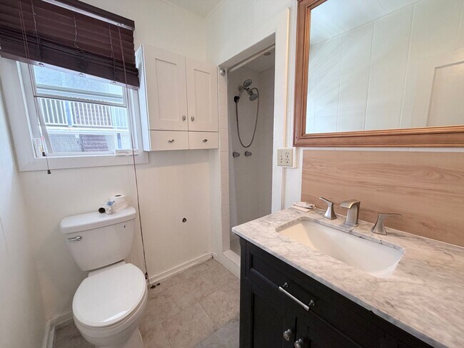 Building Photo - Spacious Two-Level 2BR/1BA Near Ritz-Carlton & Waikiki Beach