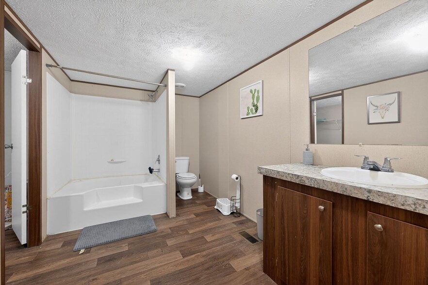 Building Photo - 122 Gibson St