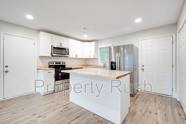 Building Photo - 2323 Green Forest Dr