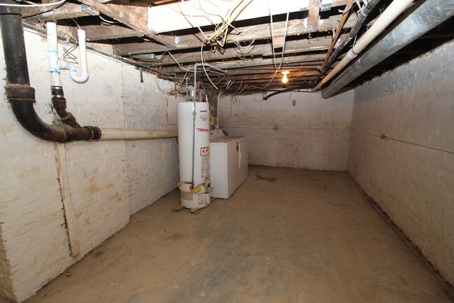 Building Photo - Updated & Lovely Harwood 3bd/1ba rowhome w...