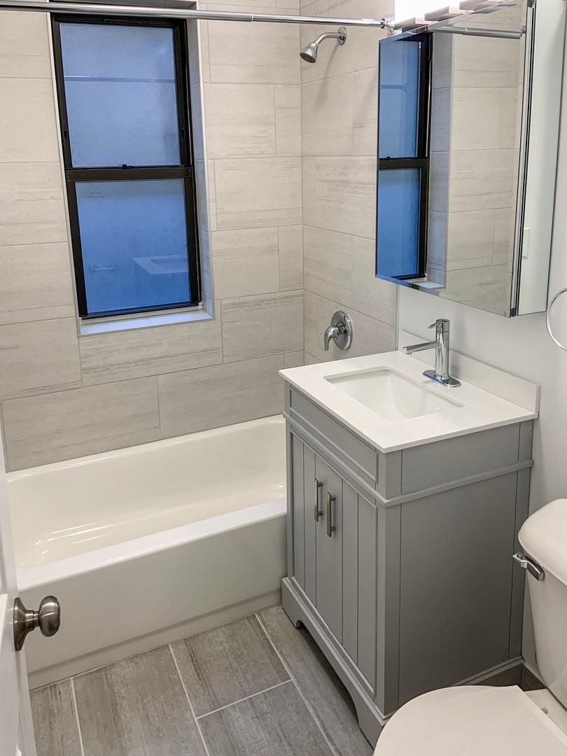 Building Photo - 627 W Melrose St