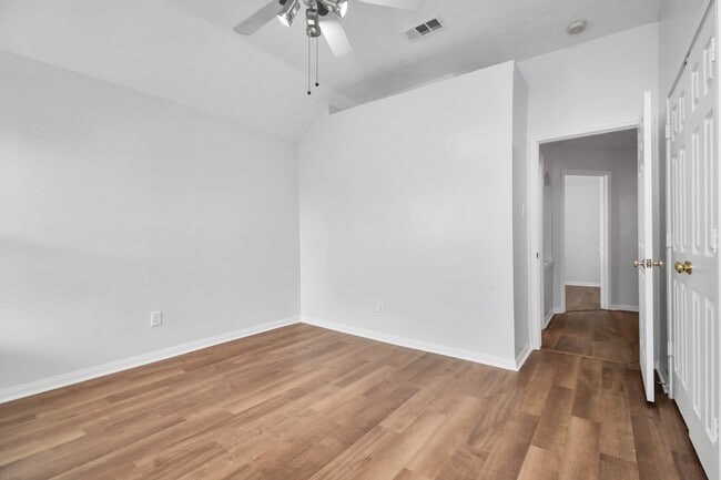 Building Photo - 15711 Rosewood Hill Ct