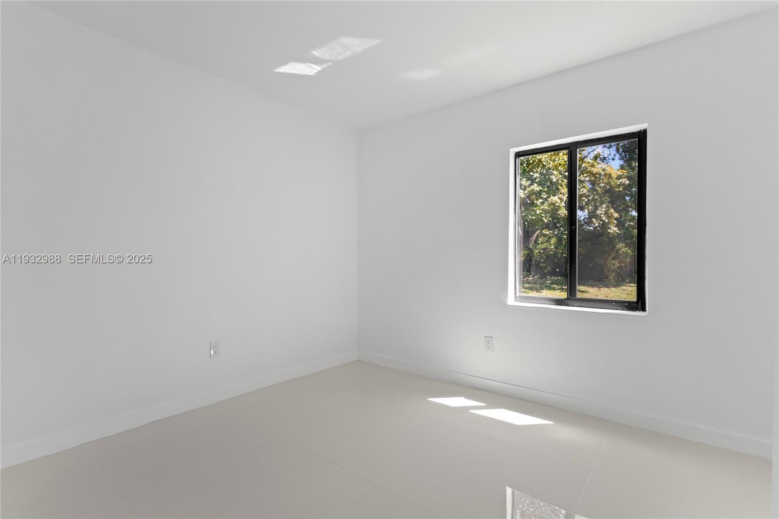 Building Photo - 1640 NE 183rd St