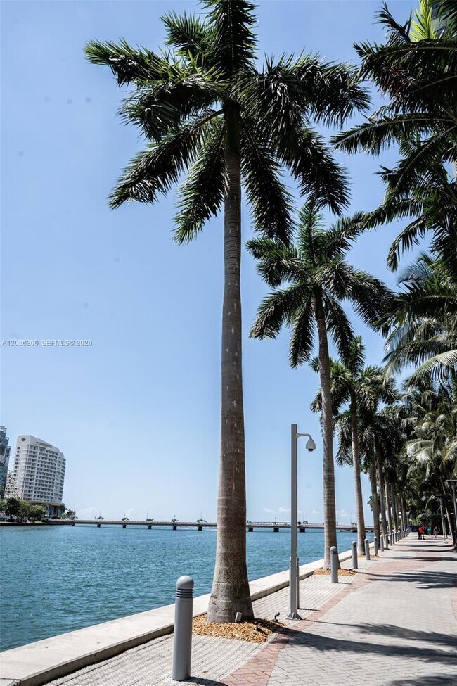 Building Photo - 495 Brickell Ave
