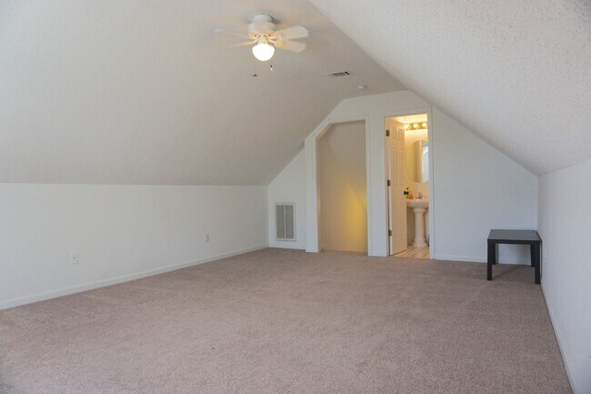 Building Photo - 3 BED | 2.5 BATH | POOLER