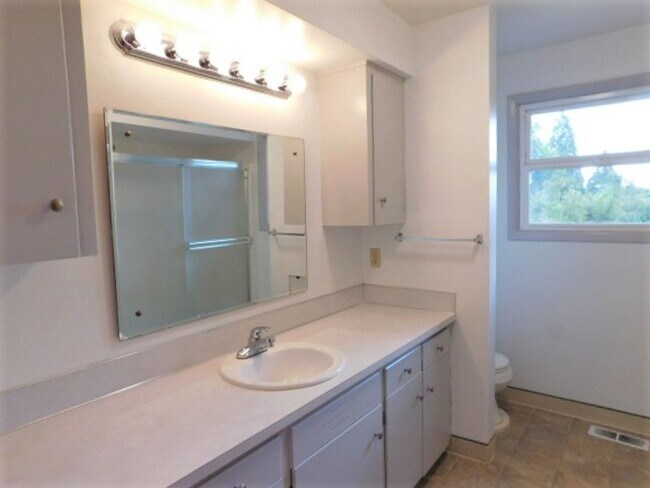 Building Photo - 3Bd/1.5Ba Single Story House - Available t...