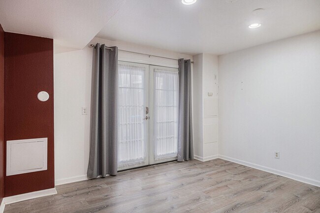 Building Photo - 3 Bedroom 2 Bathroom End Unit Townhome!