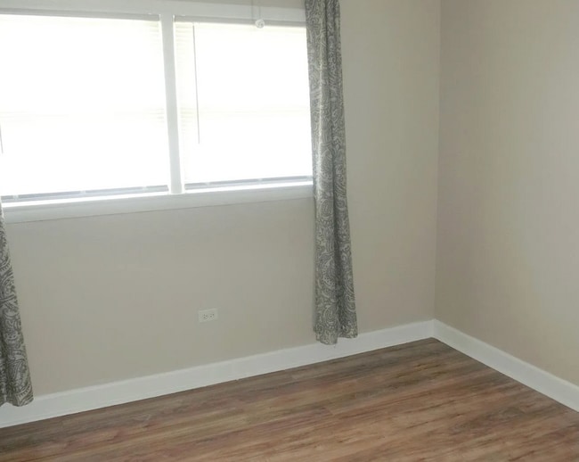 Building Photo - Updated 1-Bedroom Apartment – Available No...