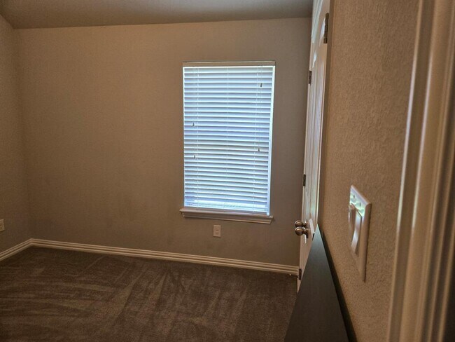 Building Photo - 1801 Chimney Dr