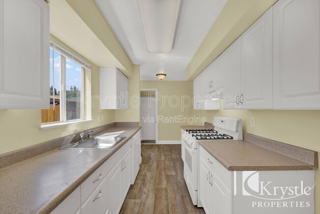 Building Photo - 579 Cedar St