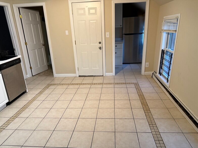 Building Photo - 56 Parker St