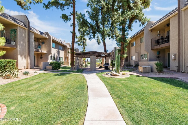 Building Photo - 7436 E Chaparral Rd