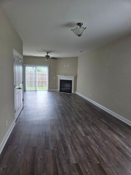 Building Photo - 325 South Pointe Dr