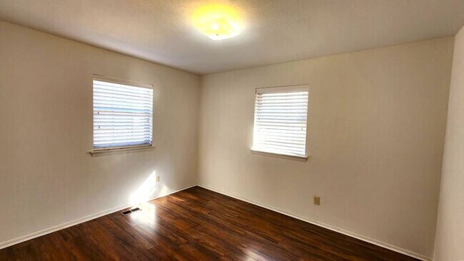 Building Photo - Beautiful 3 Bed 2 Bath Corner Lot