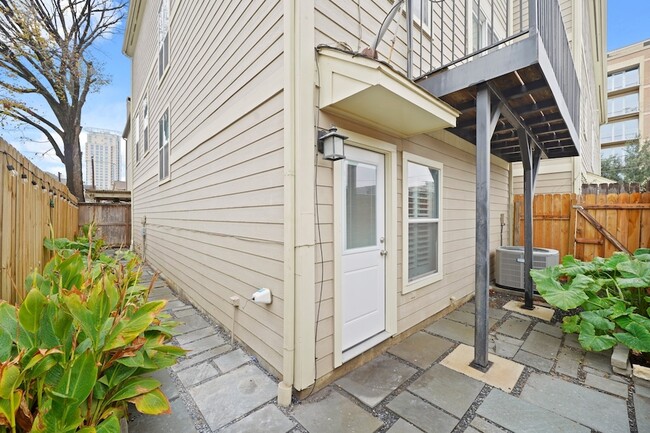 Building Photo - 1014 Rochow St