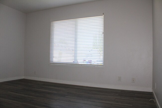 Building Photo - 130 Aster Ct
