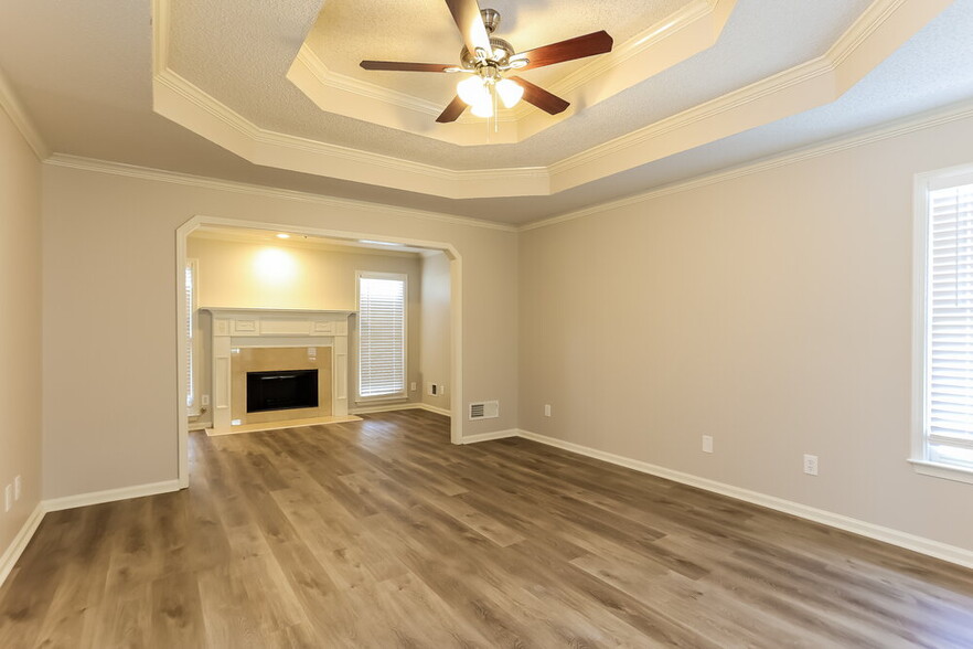 Building Photo - 352 Carriage Ln