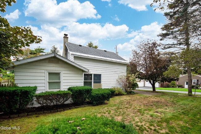 Building Photo - 37 Undine St